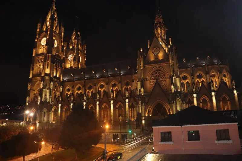 La Basílica del Voto Nacional iluminada