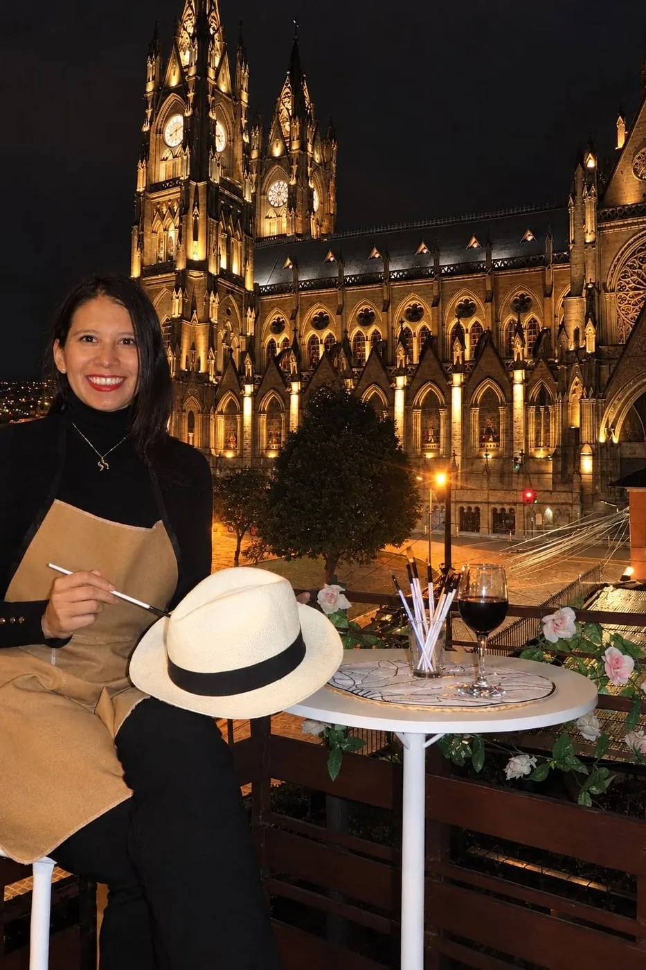 Lissette Serrano con un Panama Hat frente a la Basílica iluminada