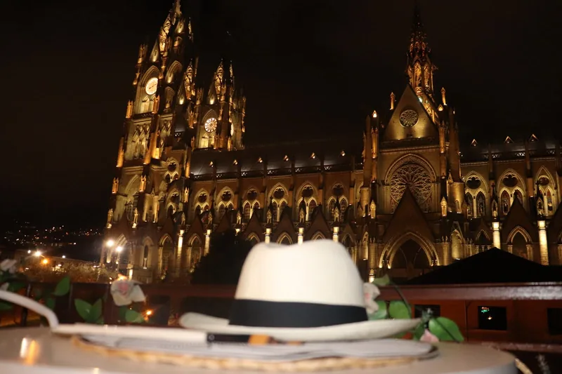 Un Panama Hat sobre la mesa, frente a la Basílica de noche